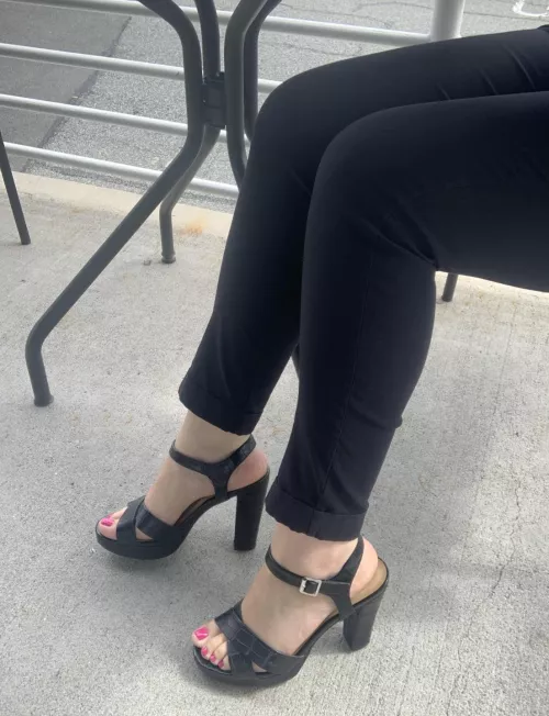 19, cute and shy. Would you go on a date with me? by starsodreamy