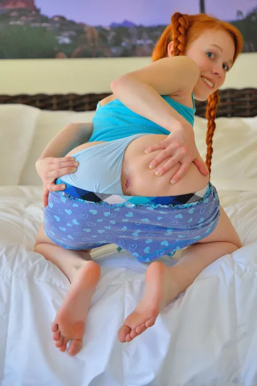 Asshole Peeking Out by Bo_Bogus