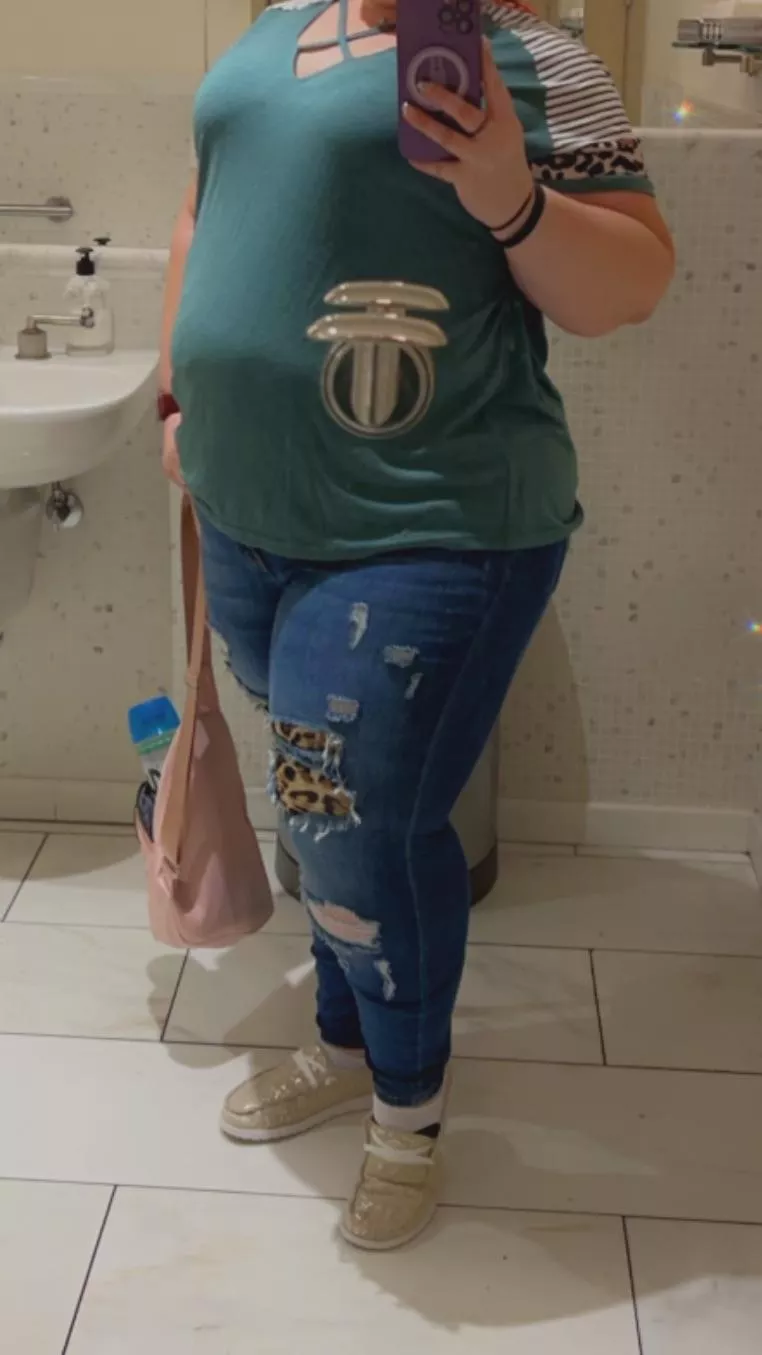 Breakfast at Tiffany’s posted by Crimsonlioness1