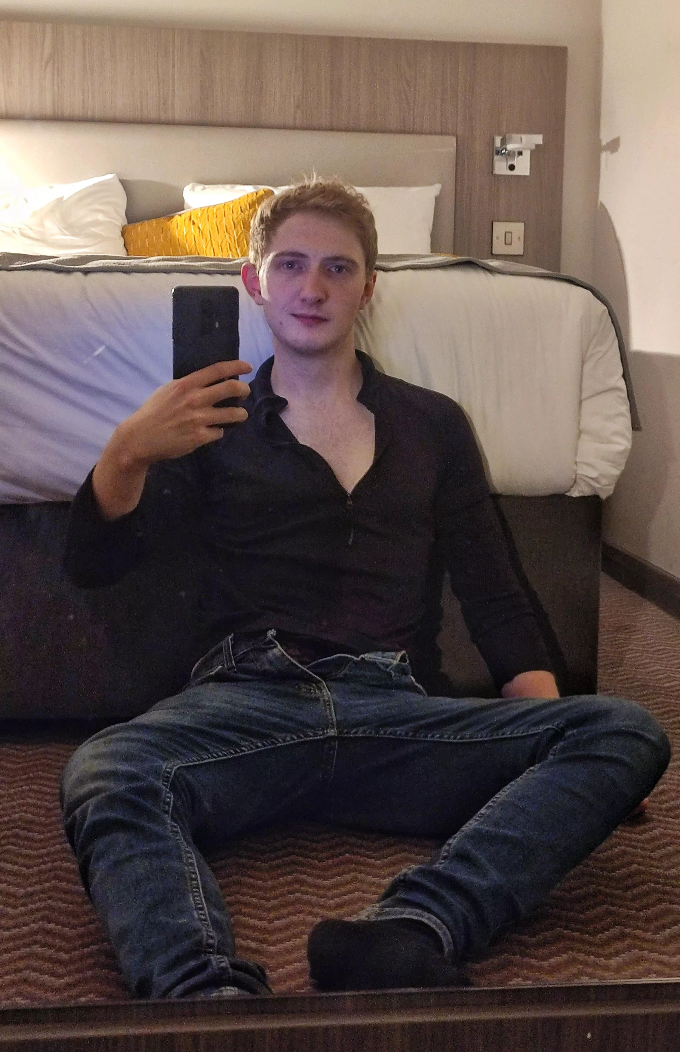 Crash with me in my hotel room? posted by Atomlad360