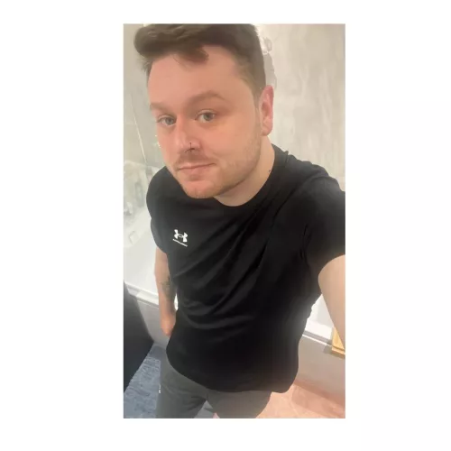 Do I look good in my gym gear? by letthedecodebegin