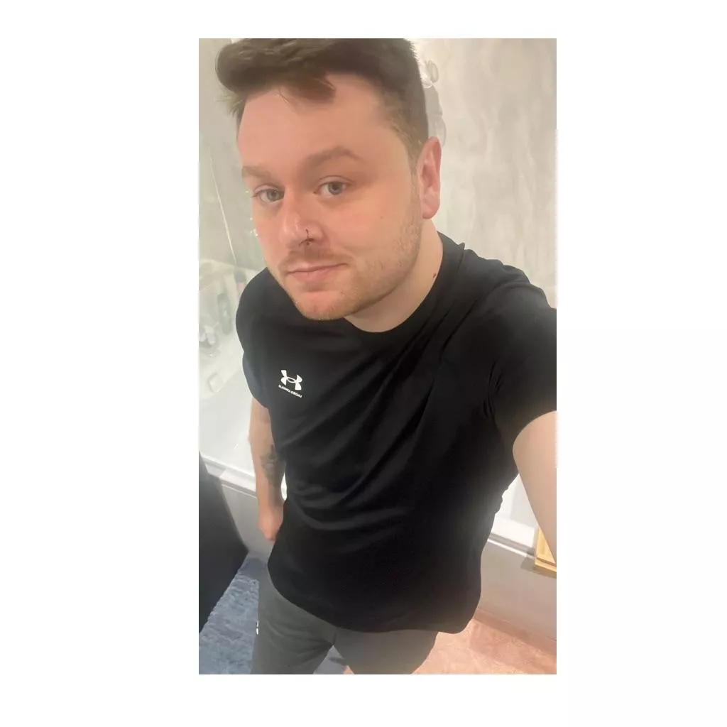 Do I look good in my gym gear? posted by letthedecodebegin