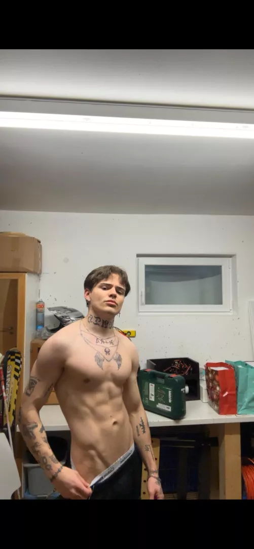 do you like my v-line ?😈 by imraezify