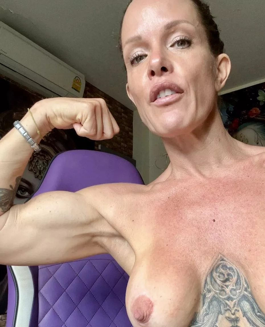 Fresh from the gym, still not showered yet posted by selenafit