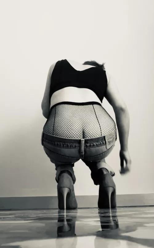 Going down by CamillaMarvelfeet