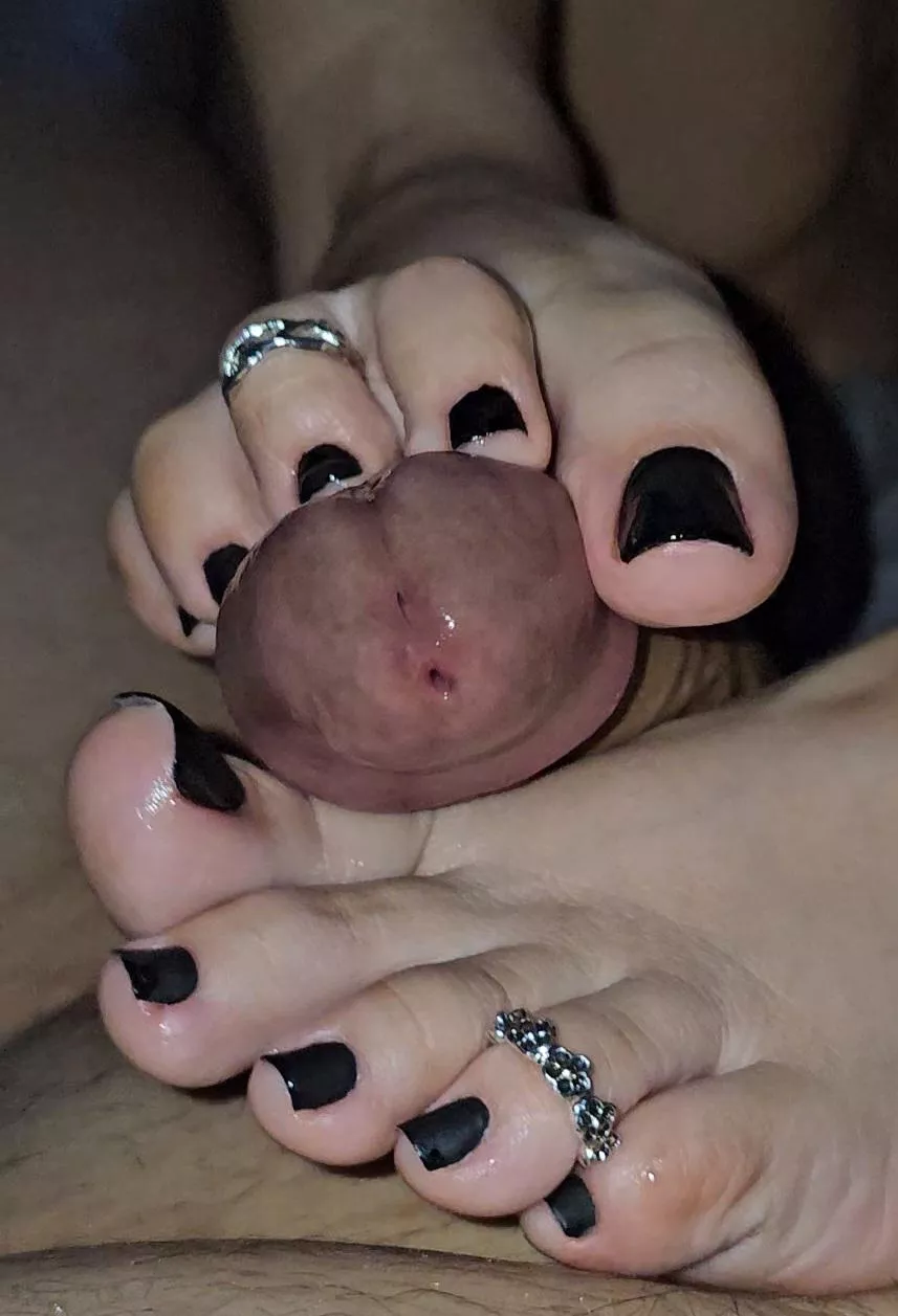 Gripping toes (oc) posted by Impressive-Yam7602