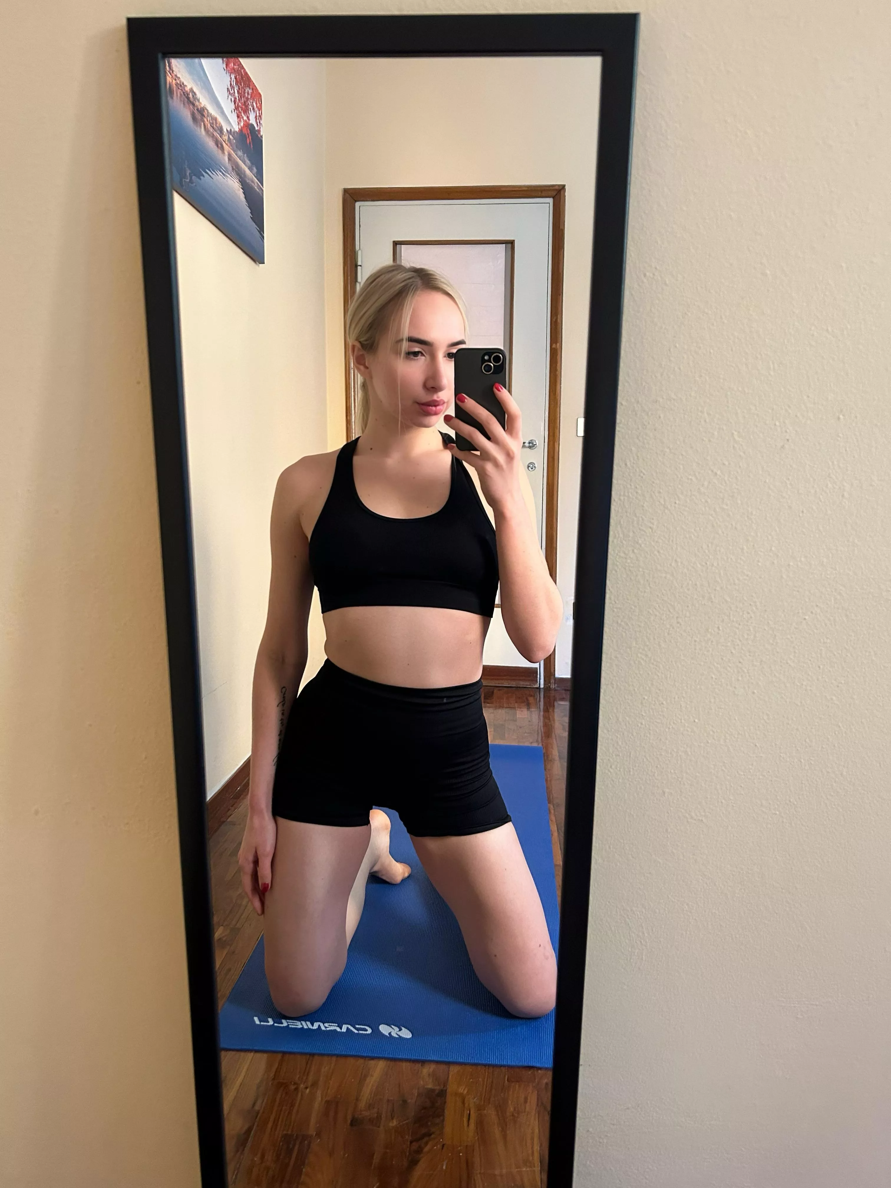 Home workouts are sometimes more productive than in the gym, know what I mean? [F] posted by hanna_mio