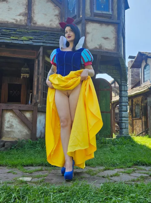 If you ever wondered what snowwhite wears underneath… by lionetta1