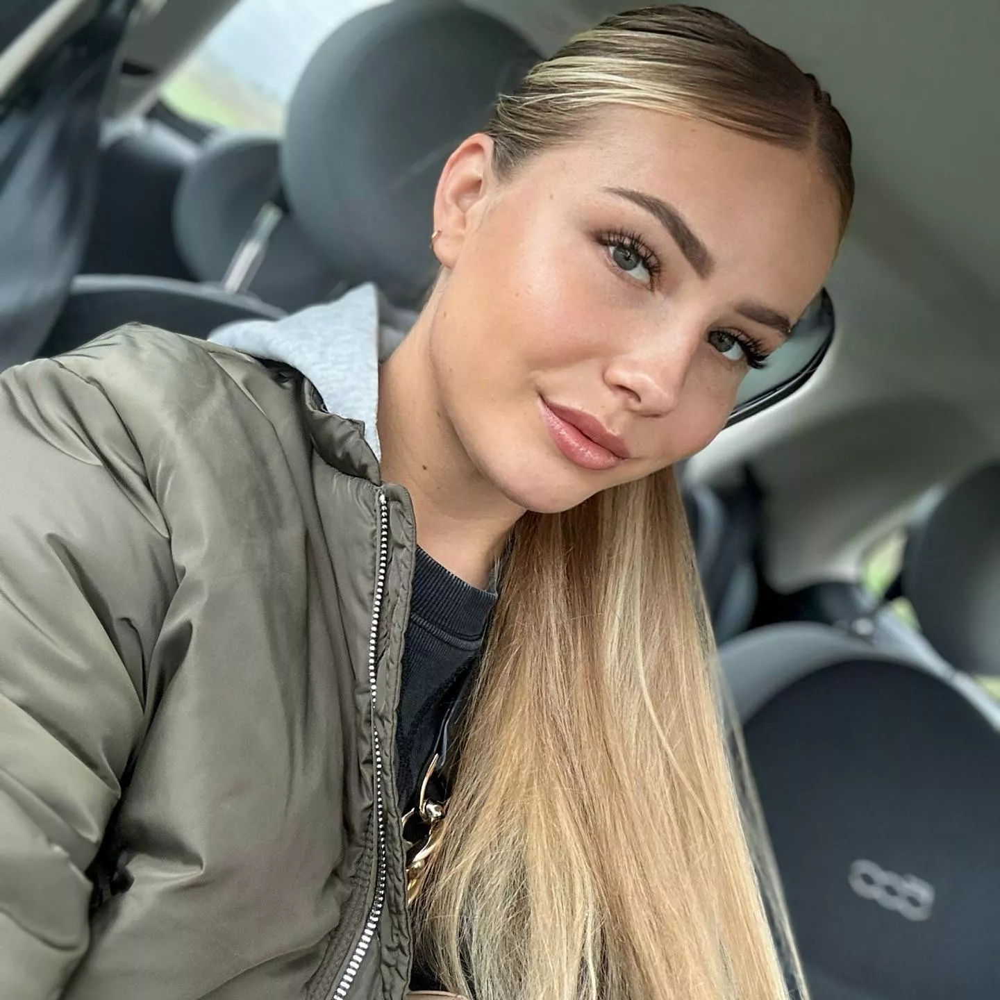 Julie Jansen posted by HonestRunner