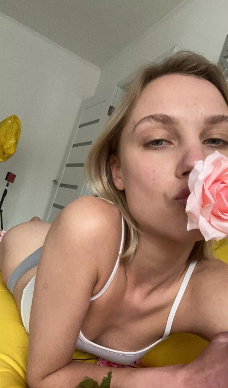 kiss my rose posted by Gabbby_baby