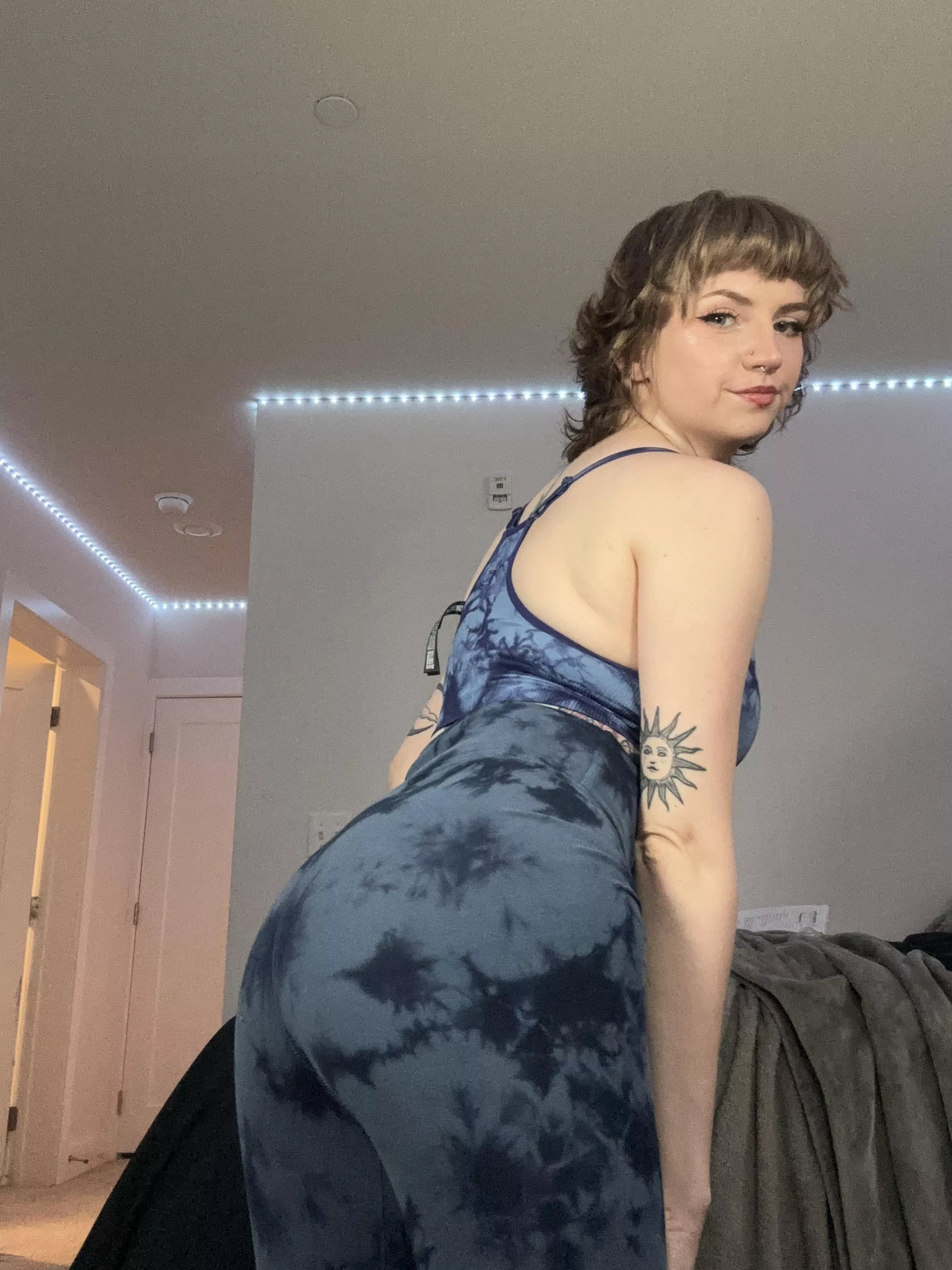 let me squat on your face posted by peachikinzz