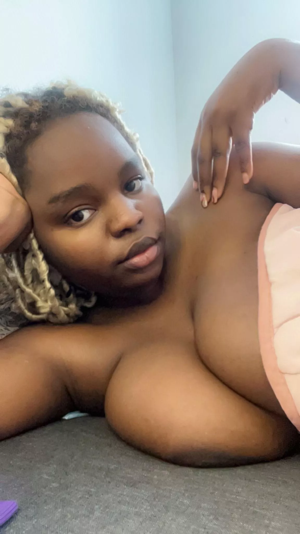 lil bit shy but need somebody to stay with in bed all day posted by Vautyh