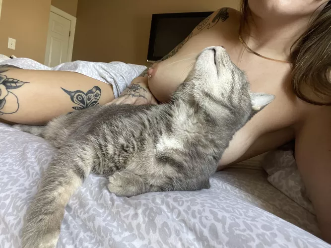 Morning snuggles 🥰 by h0t-wh33lzzz