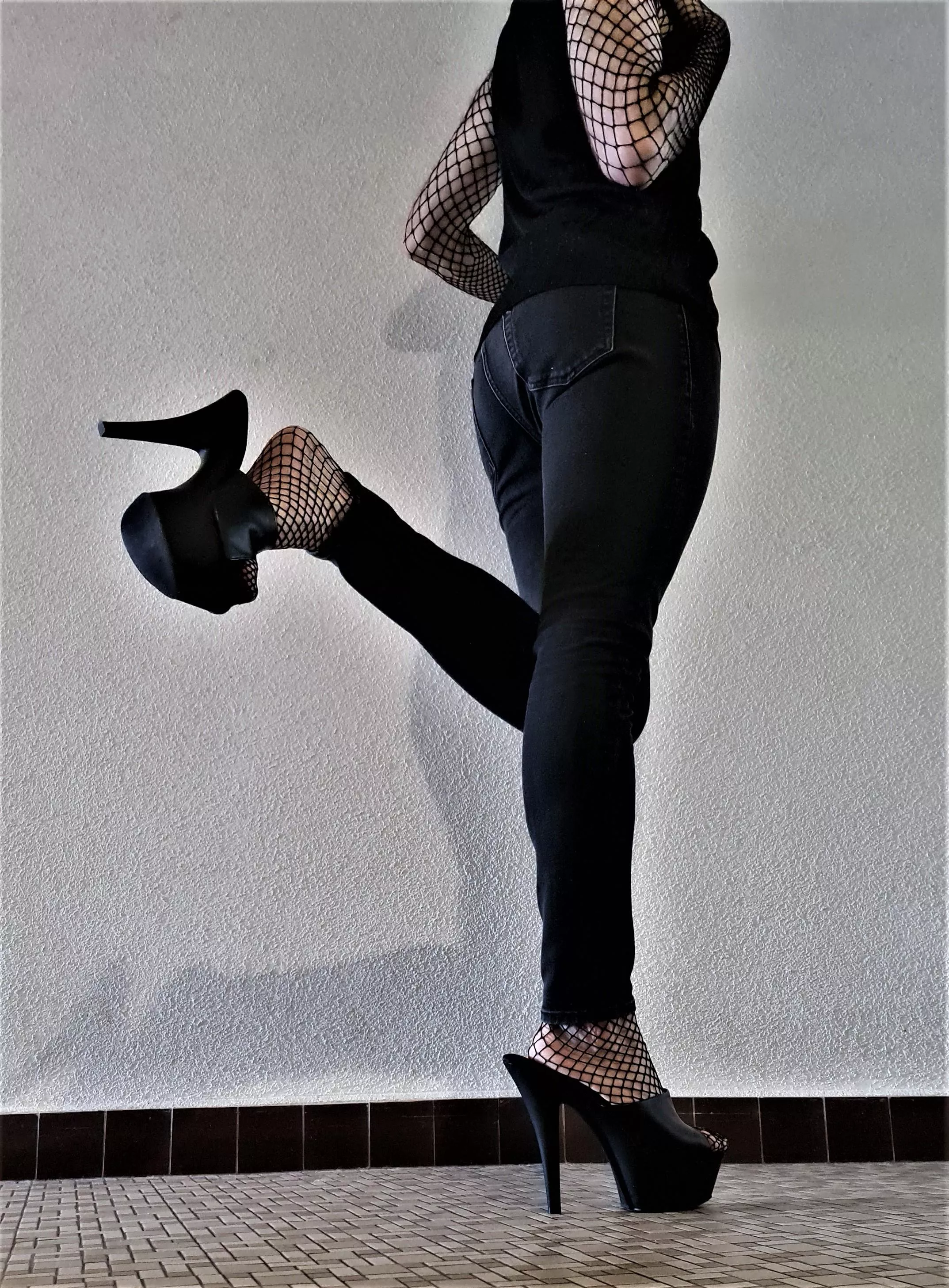 [MtF] Love those heels and that look... How about you ? posted by xsl33h