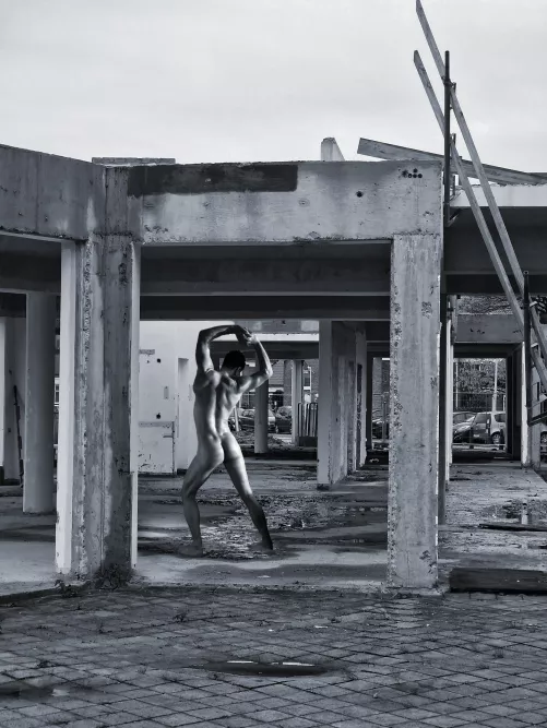 Pose nr 111, in public. by masculinarts