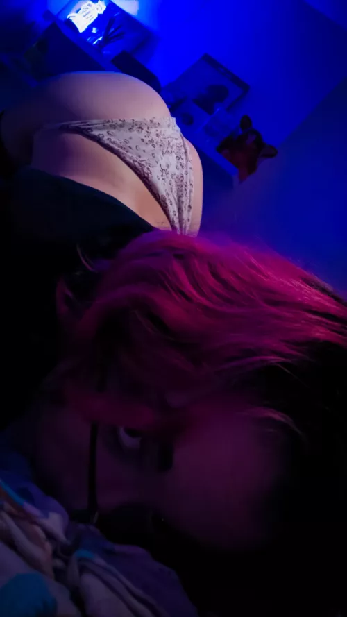 Red under blue light is awesome by baddemon_stick