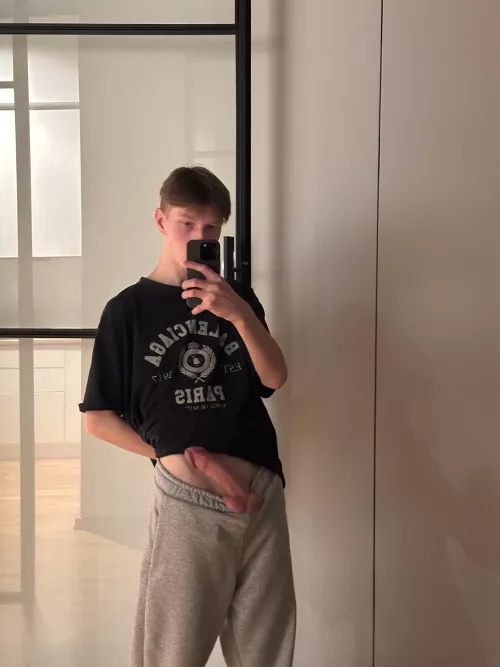 Say “yes” if I can send you more pics in your dms by Leoboyish_