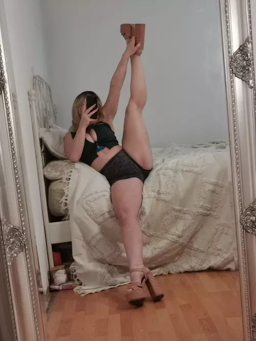 Sit beside me? by frankiesworldx