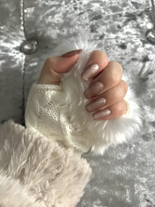 Small hands by Bluediamondxx