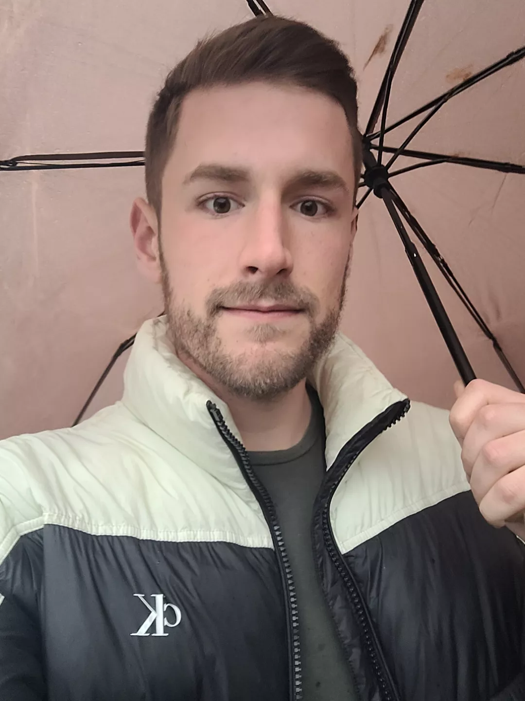 The dank British winter is already killing me. Longing for some man-on-man snuggles to warm me up🥰 posted by GayDudesAreDelicious