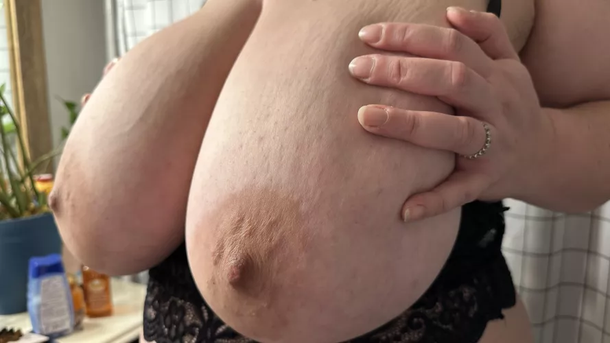 Waiting to be sucked by busty_von_tease