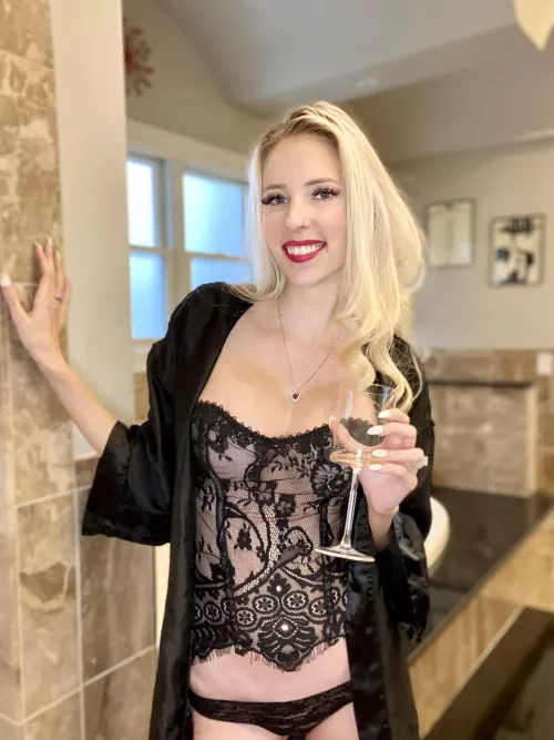 Do older guys like girls that are fun sized too … I am 93lbs and ready to play :-) by jjmich8008