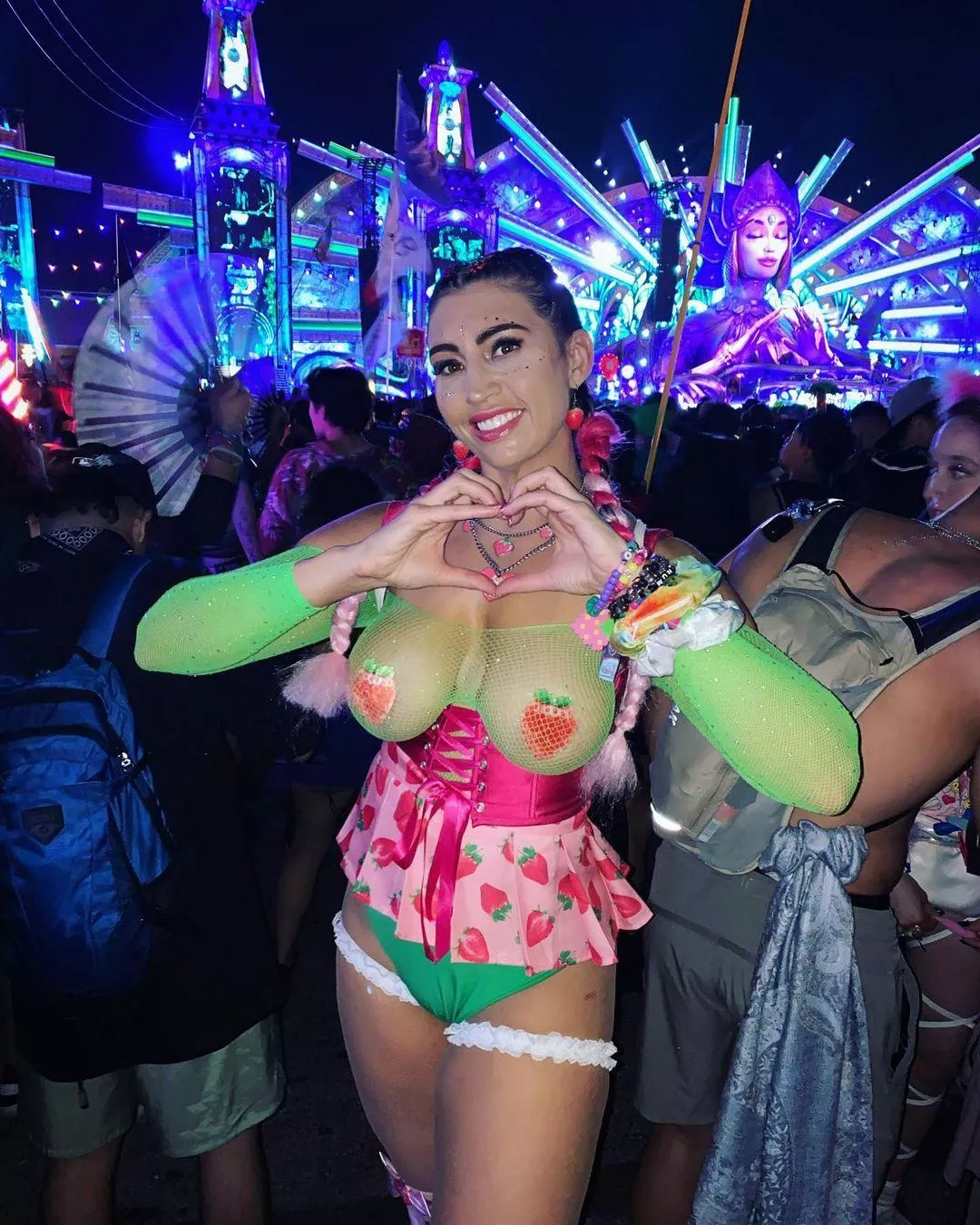 EDC 🍓🫶🏼 posted by xCaptain_Mofo