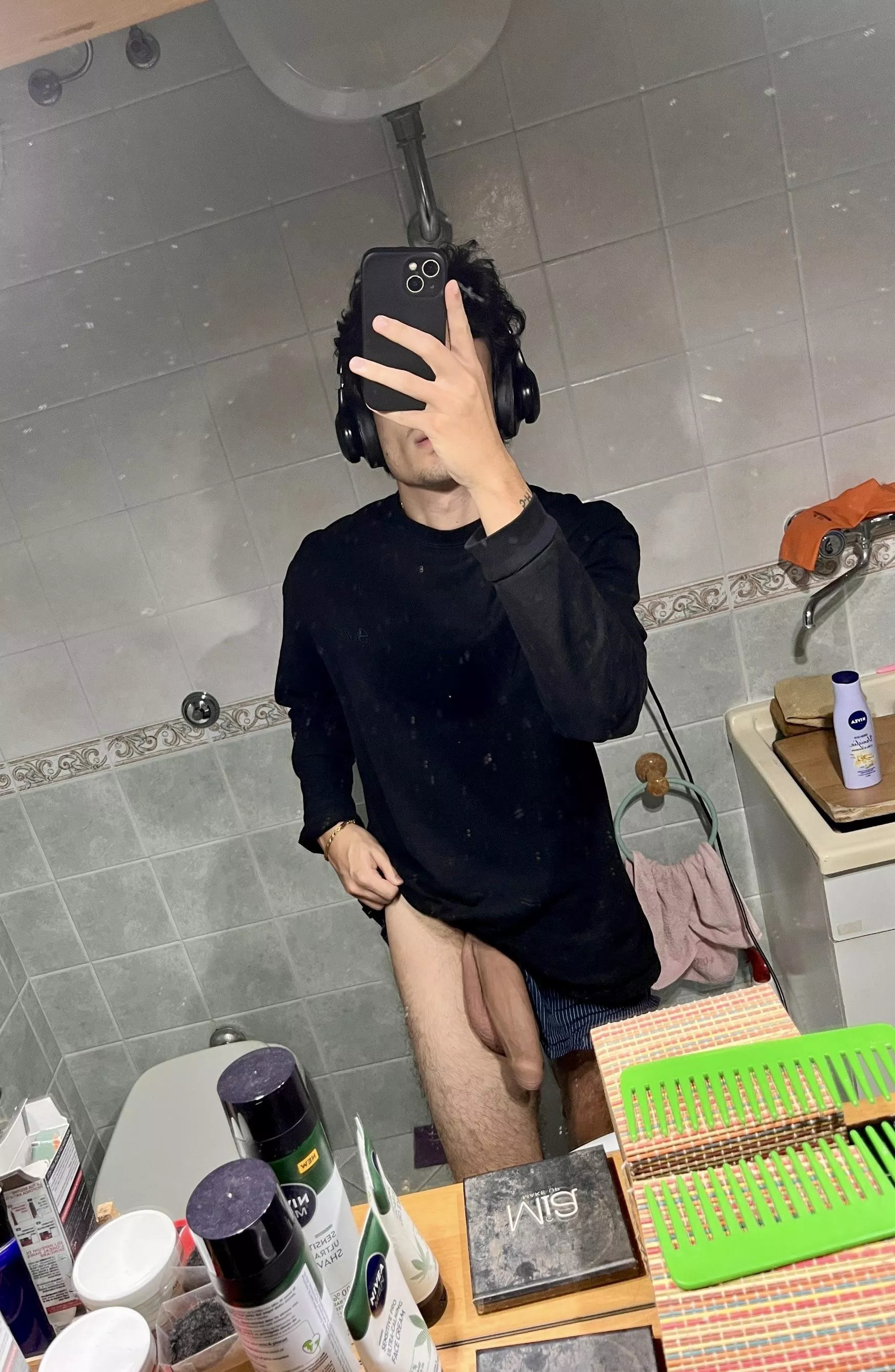 huge low hanging soft scrotum posted by OrpheoWonderBWC