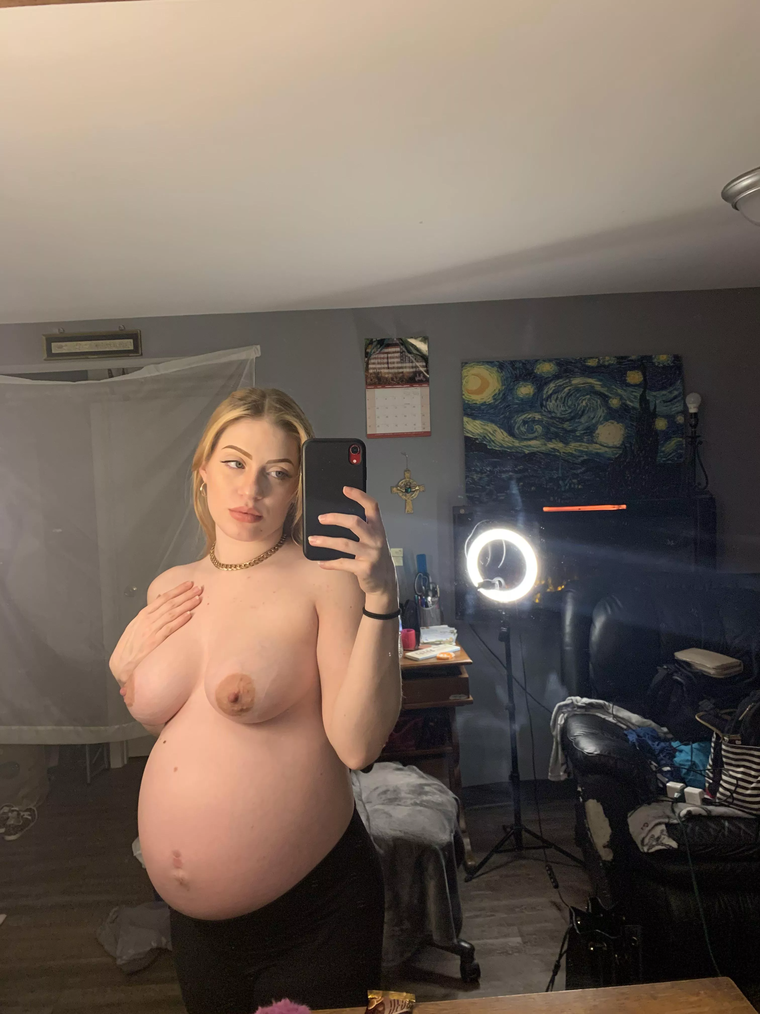 Pregnancy makes you glow different posted by aurora_woot
