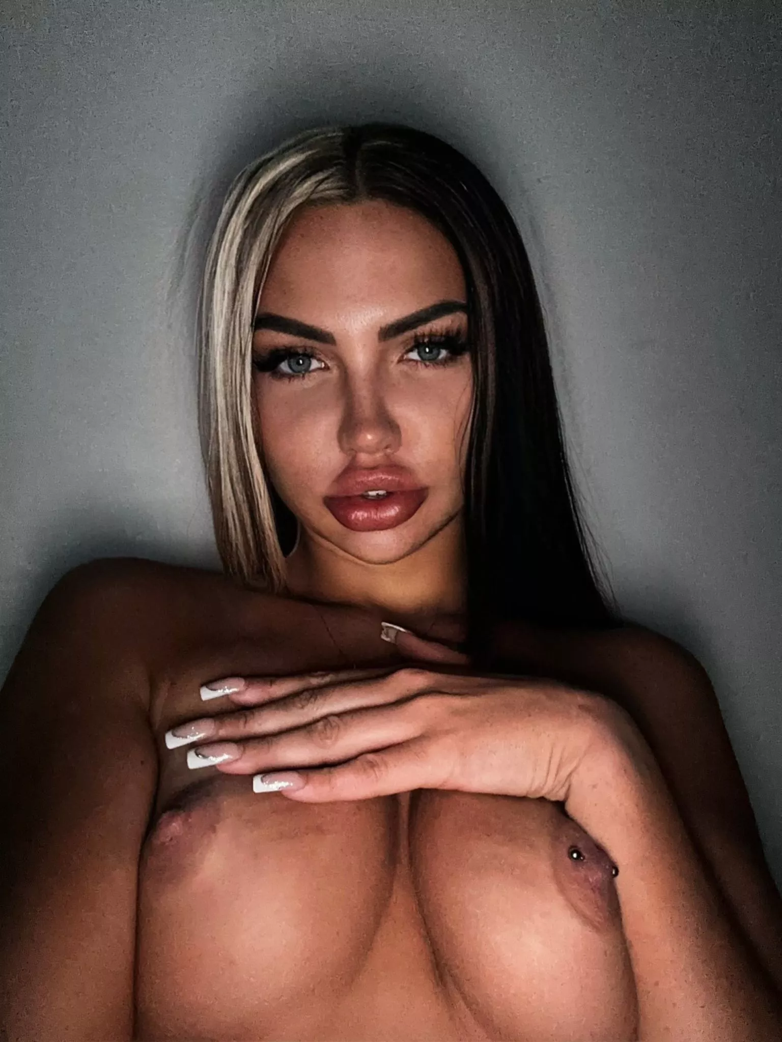 Selfies in the dark after daddy's gone to bed posted by Quiechi