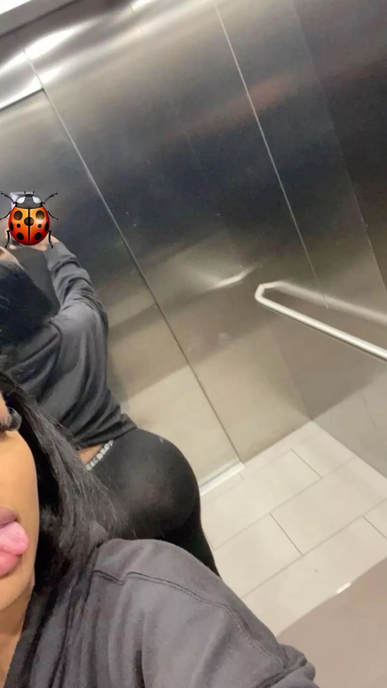 ta hand om mig?😩😘😈 posted by Big_Curve8982