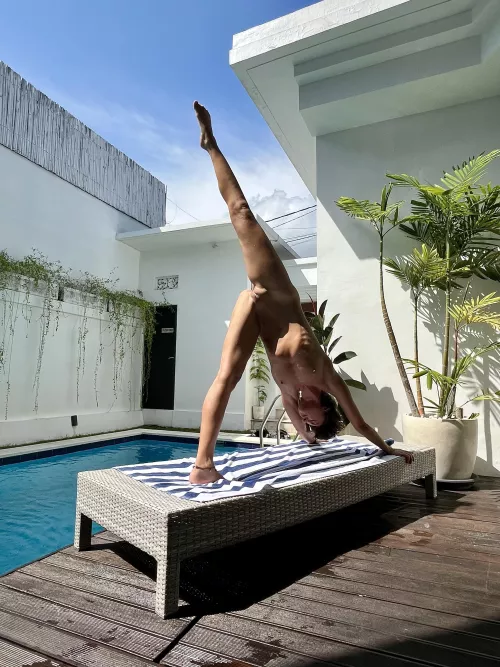 🕶️💦Tanning yoga?😜 by chiaracolognola