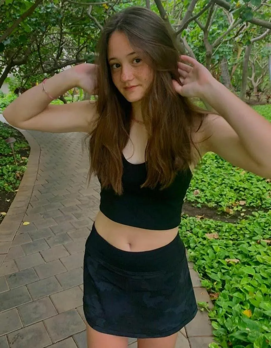 College Girl (18) posted by Different-Form5191