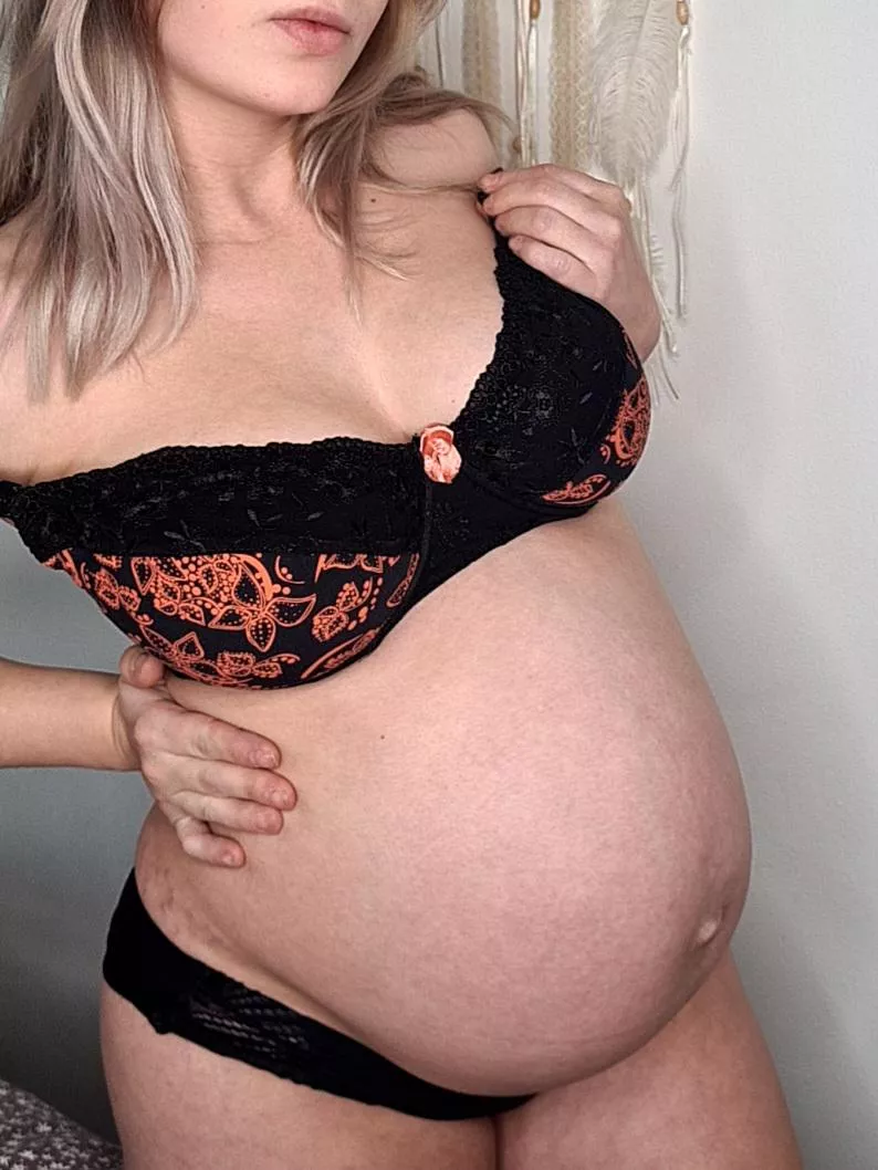 Do you find pregnant girls attractive? posted by brandicandy01
