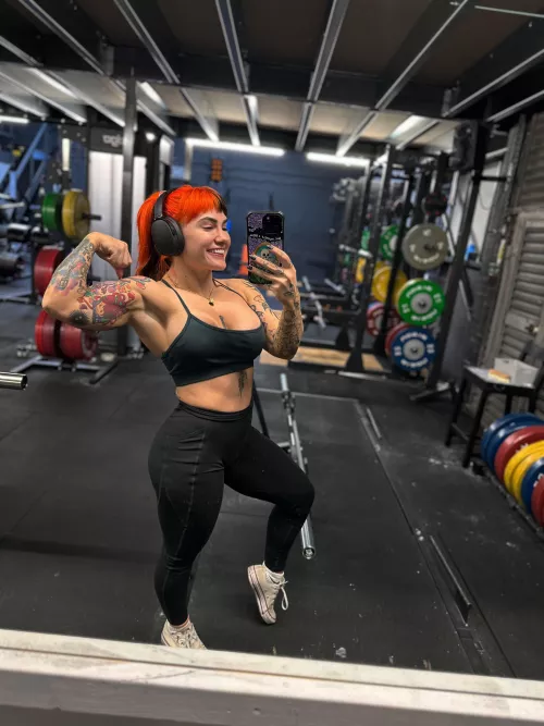 Goth girls that lift 😈💪🏻 by power_midget