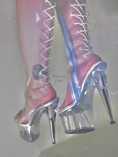 Hi, I'm MistressTasty. You can find me on !nsta & the spicy 🌶 site :) I LOVE heels & boots! by bigjunkieboppy