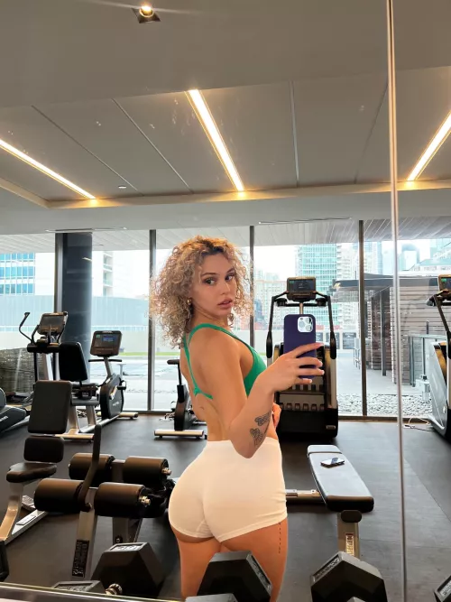 I wonder if any guys were looking at me in the gym by RaquelHarvey