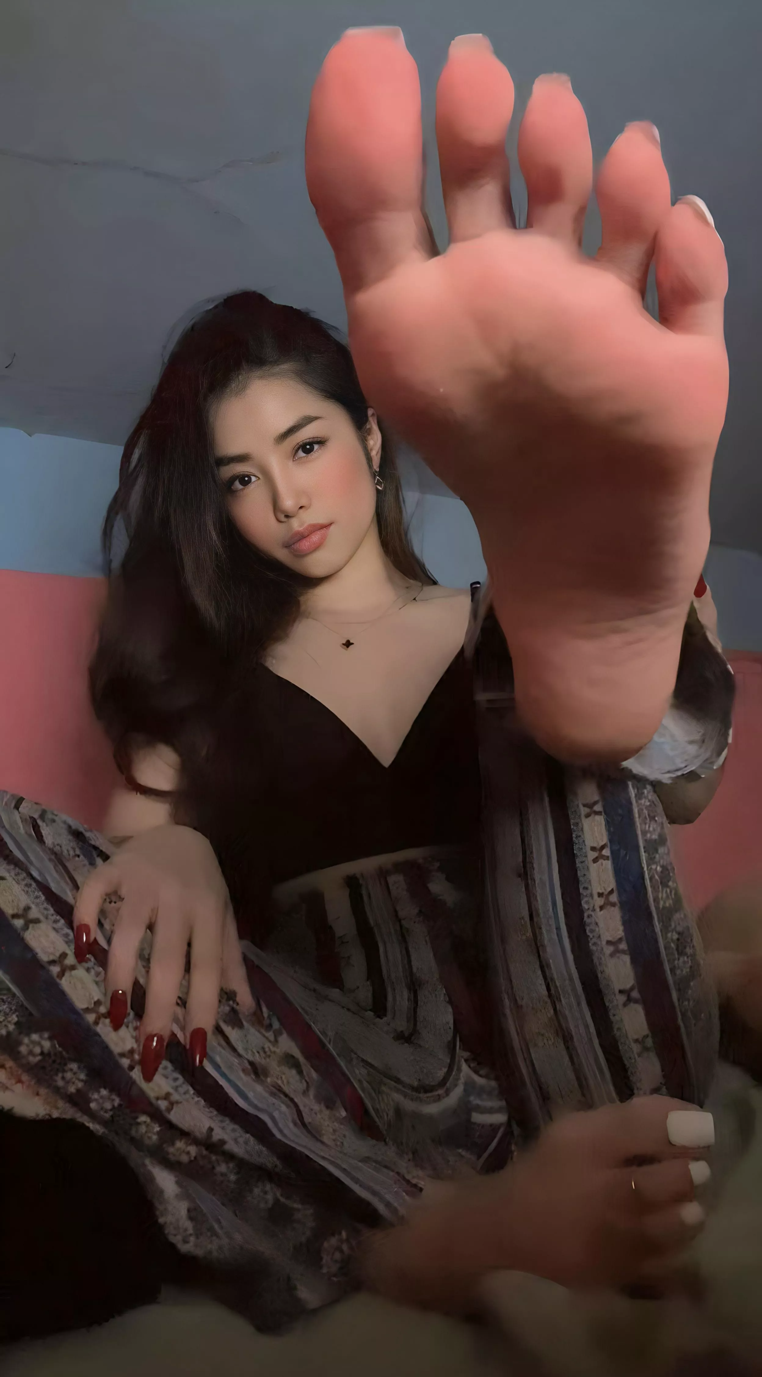 If you're not on your knees for my feet, you're doing something wrong 😏 posted by QueenNatzumi_