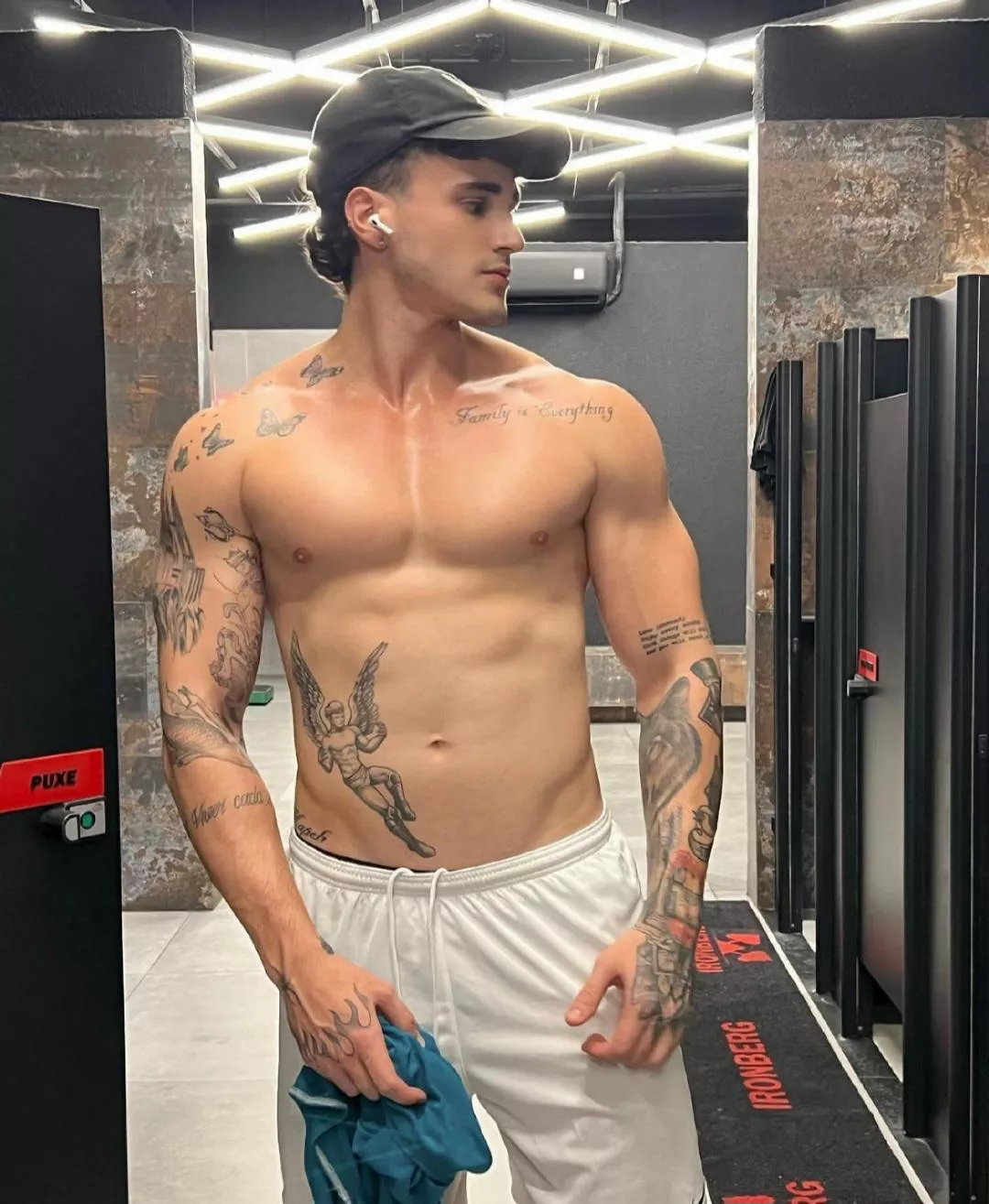 [M] Confidence is silent, insecurities are loud. posted by bistomasto