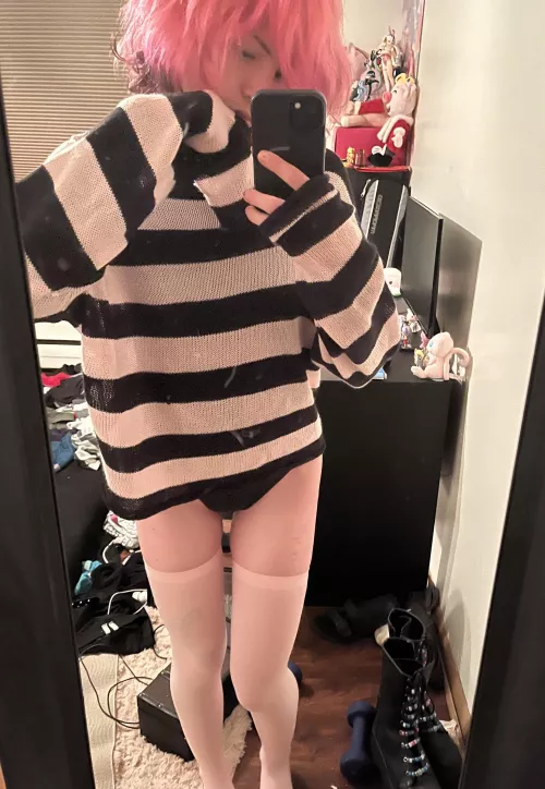 messy hair & messy room but still feelin cute ^.^ by chrxnic_catbxy