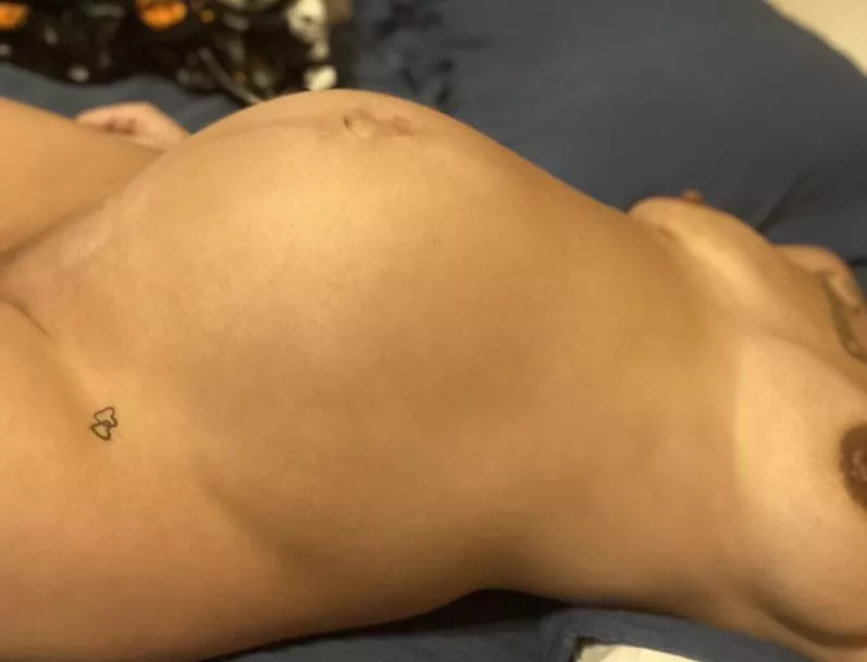 Pregnant belly laying down posted by Ninajaneexx