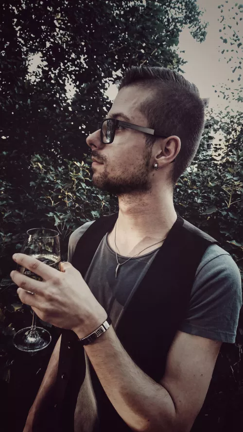 Throwback to summer 2018. Any fellow wine drinkers? 🍷🍾 by Present_Leg_4597