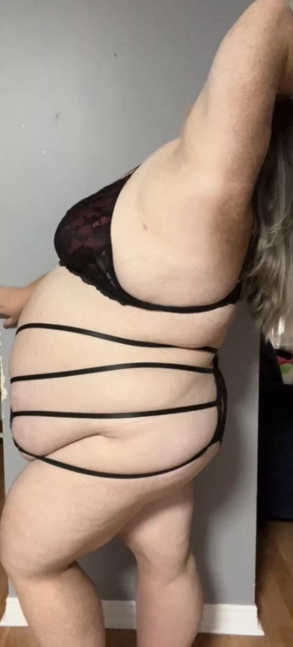 What’s one word you’d use to describe me? 🫣🥵 DMs Open 💋 posted by HannahW69