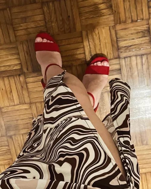 Who wanna kiss my feet? by FeetOnly05