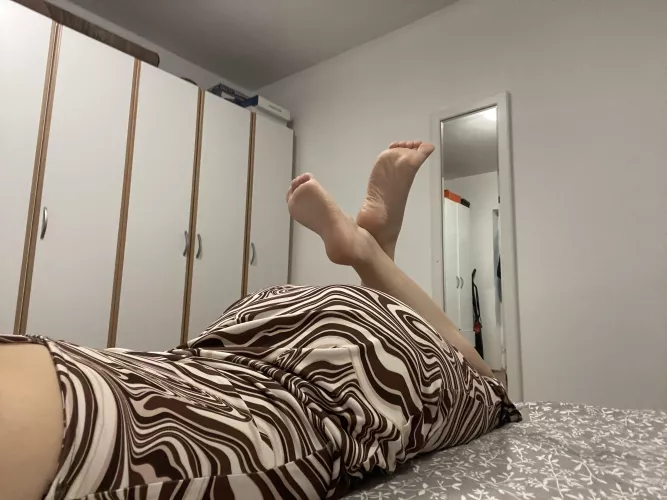 Who wanna kiss my soles? by FeetOnly05