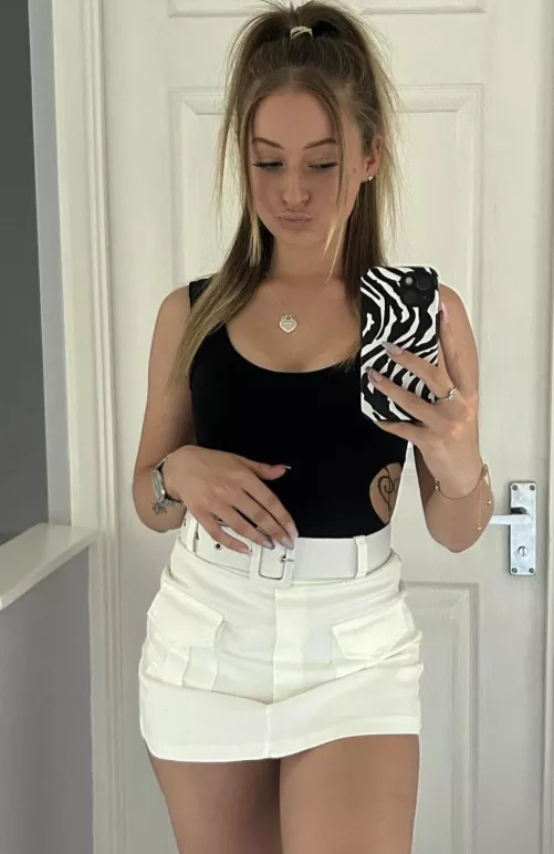 21 year old very experienced Cuck couple here looking for a bull to fuck her. Ideally an older bull. by virgincuck3000