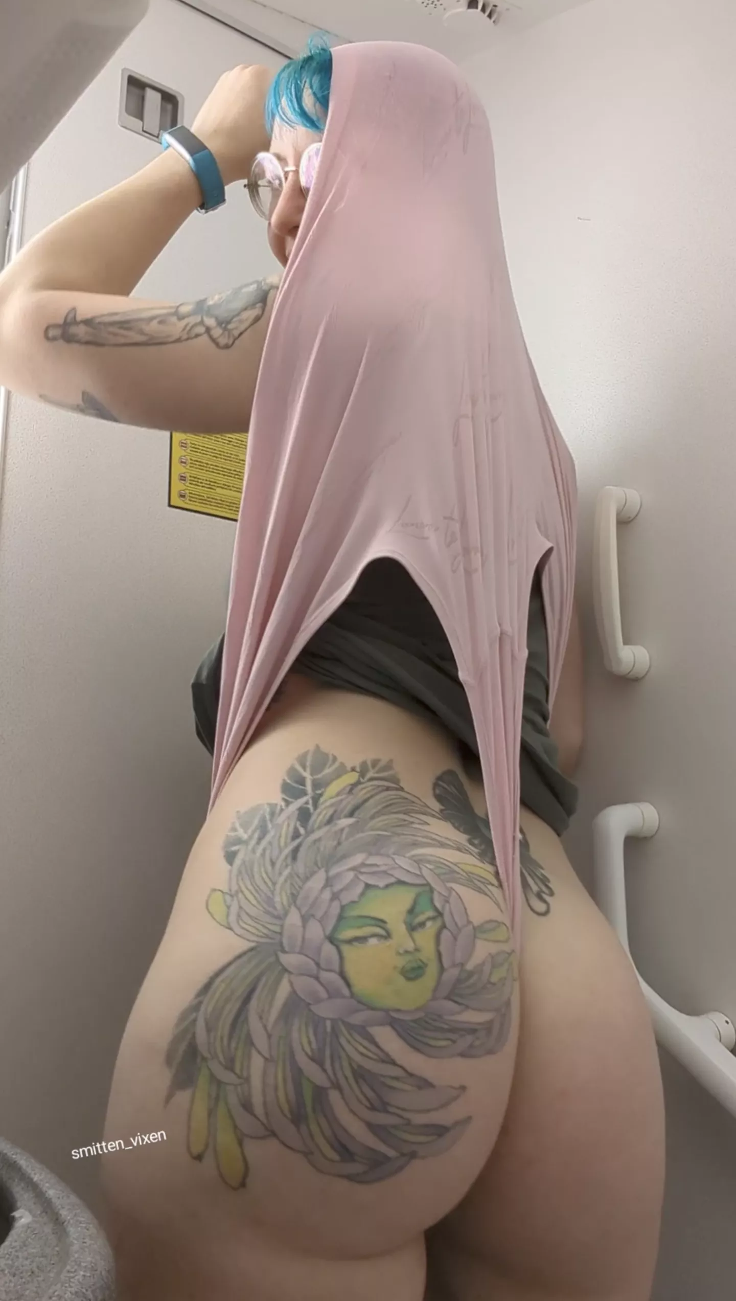 Atomics on the plane! ✈️ posted by vixen_smitten