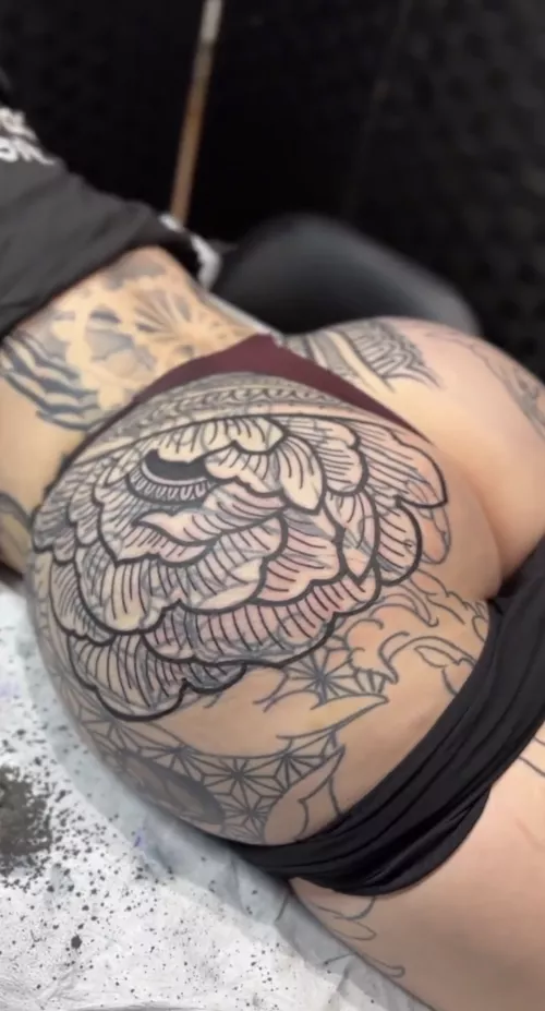 Getting a tattoo by soleilsux