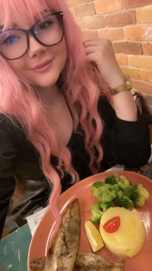 IUTR Just moved in next door, wanna come over and chill? by SmugHorse