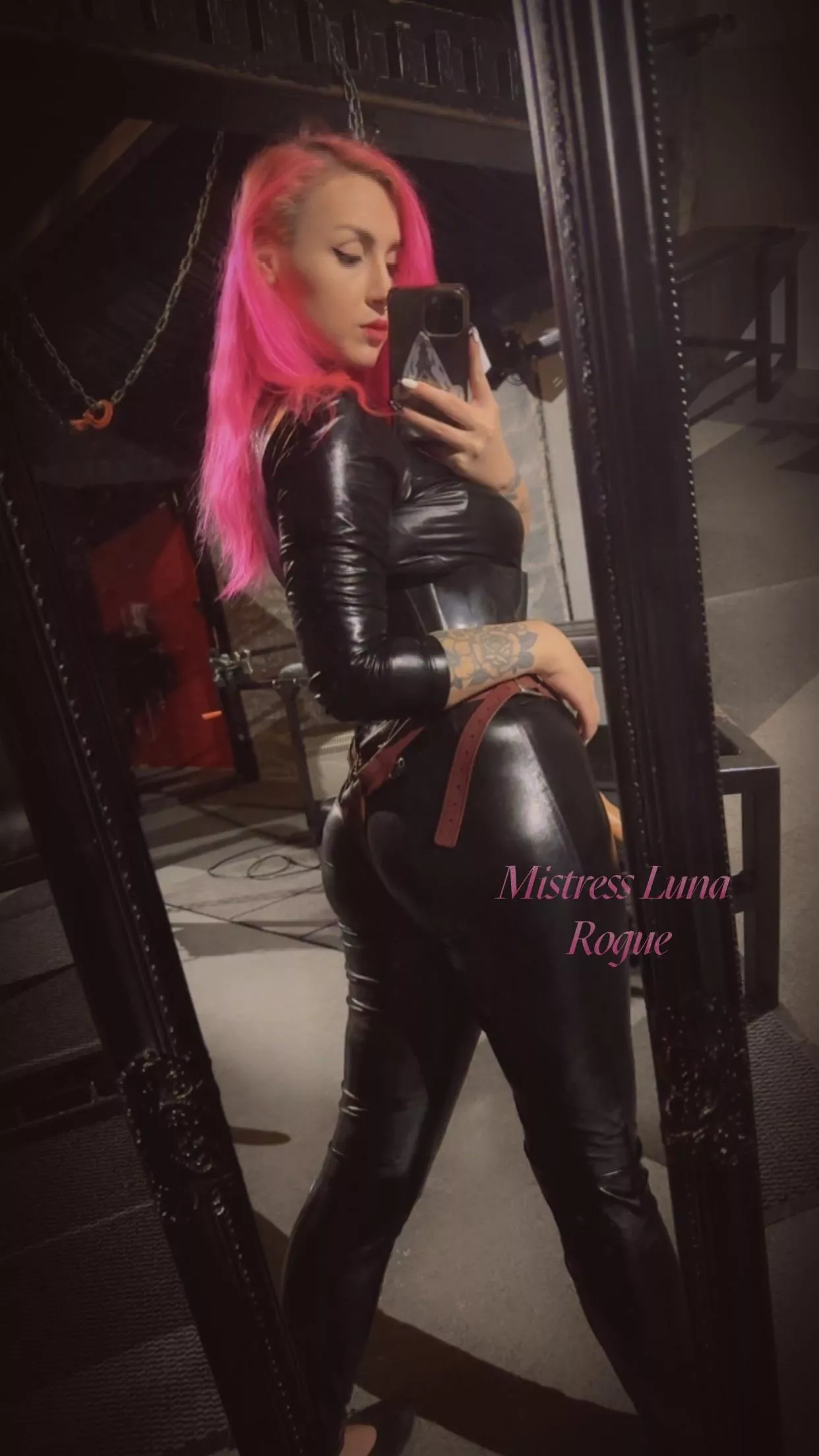 Pvc and latex catsuits are my favourite to fuck you in 😈 posted by DominaLunaRogue